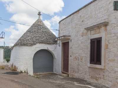 Ci imbattiamo nell'ex bottega del paese, ovviamente incastonata in un trullo. �L� un tempo compravamo fiammiferi e carbone per cucinare - sottolinea la nostrA guida -. Oggi, se manca qualcosa, cerchiamo di recuperarla dai vicini col baratto, proprio come facevano i nostri avi�
